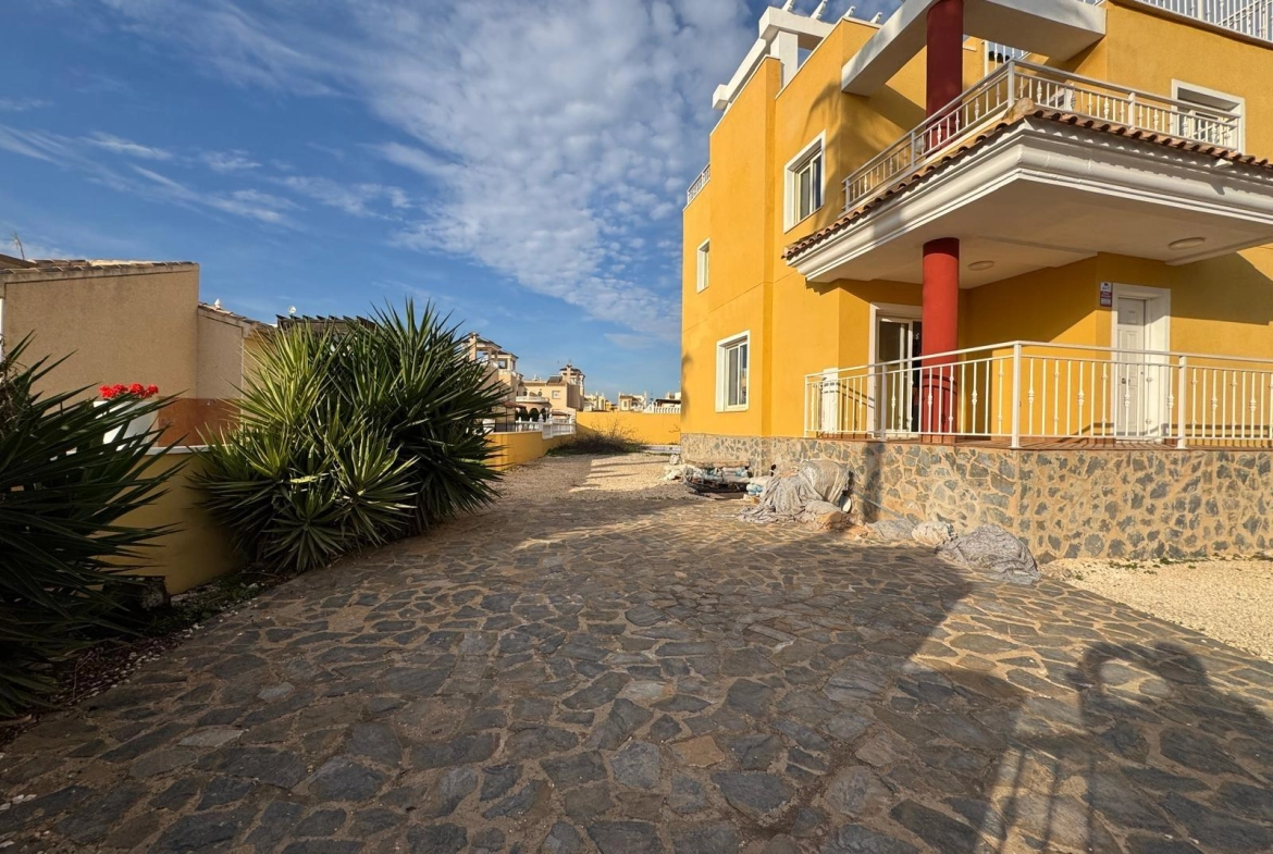 VILLA DE OBRA NUEVA CON 430 M2 DE PARCELA. 117 M2 DE CASA. 3 DORM. 2 BAÑOS. PISCINA. SOLARIUM.