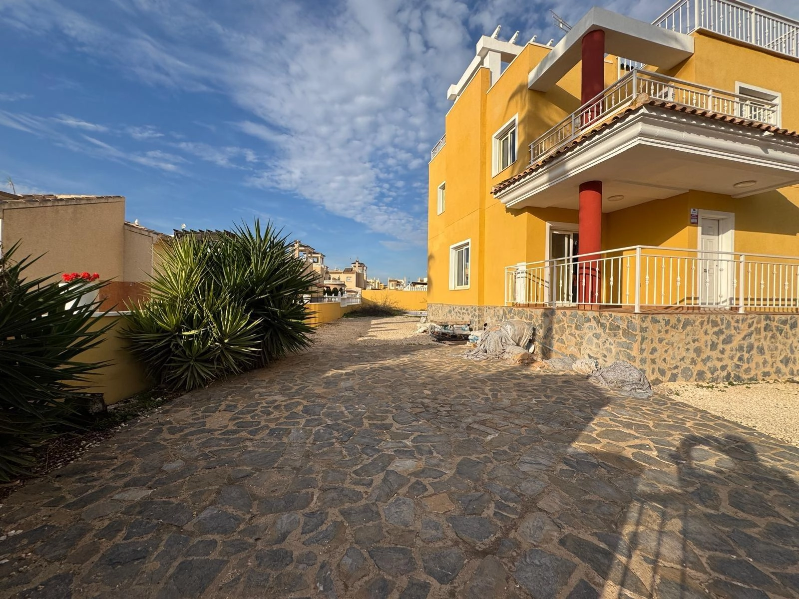VILLA DE OBRA NUEVA CON 430 M2 DE PARCELA. 117 M2 DE CASA. 3 DORM. 2 BAÑOS. PISCINA. SOLARIUM.