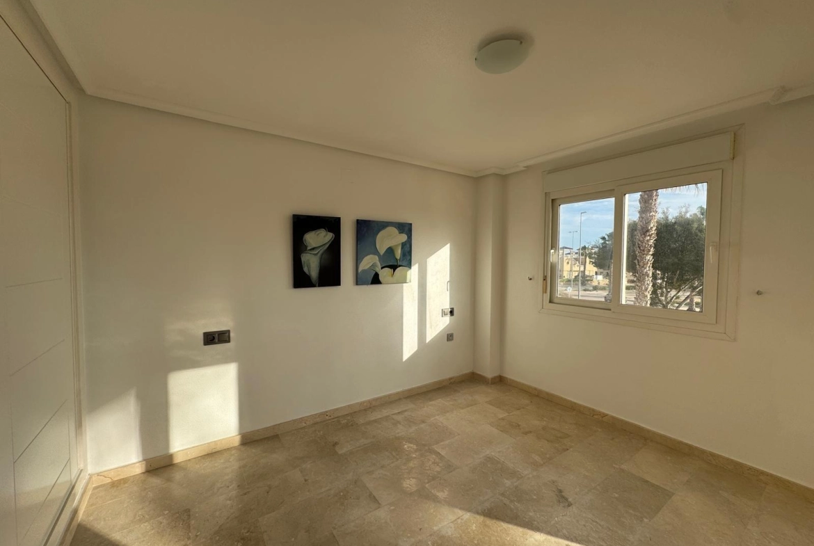 VILLA DE OBRA NUEVA CON 430 M2 DE PARCELA. 117 M2 DE CASA. 3 DORM. 2 BAÑOS. PISCINA. SOLARIUM.