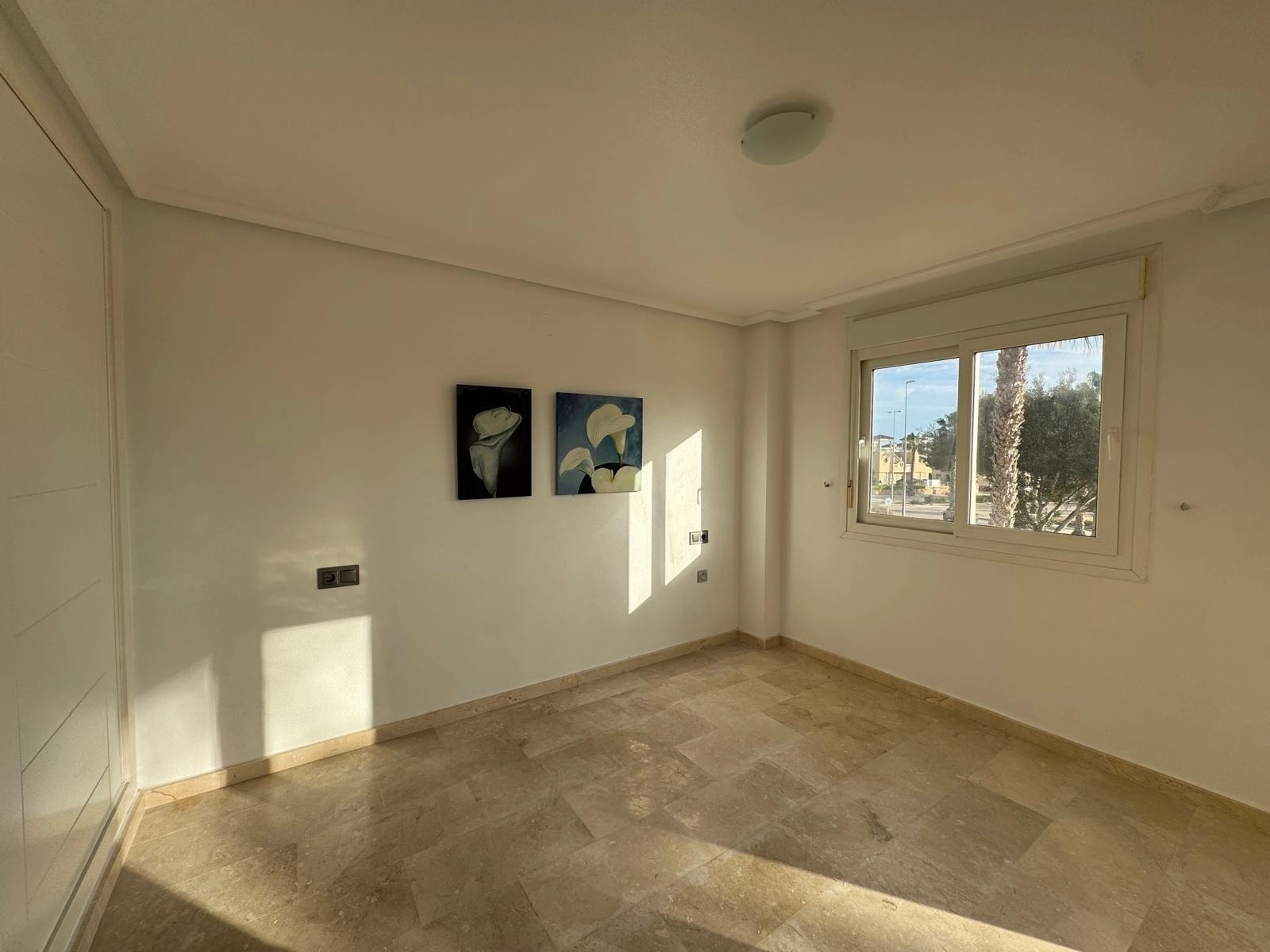 VILLA DE OBRA NUEVA CON 430 M2 DE PARCELA. 117 M2 DE CASA. 3 DORM. 2 BAÑOS. PISCINA. SOLARIUM.