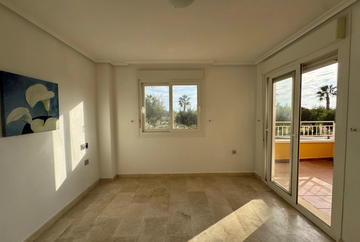 VILLA DE OBRA NUEVA CON 430 M2 DE PARCELA. 117 M2 DE CASA. 3 DORM. 2 BAÑOS. PISCINA. SOLARIUM.