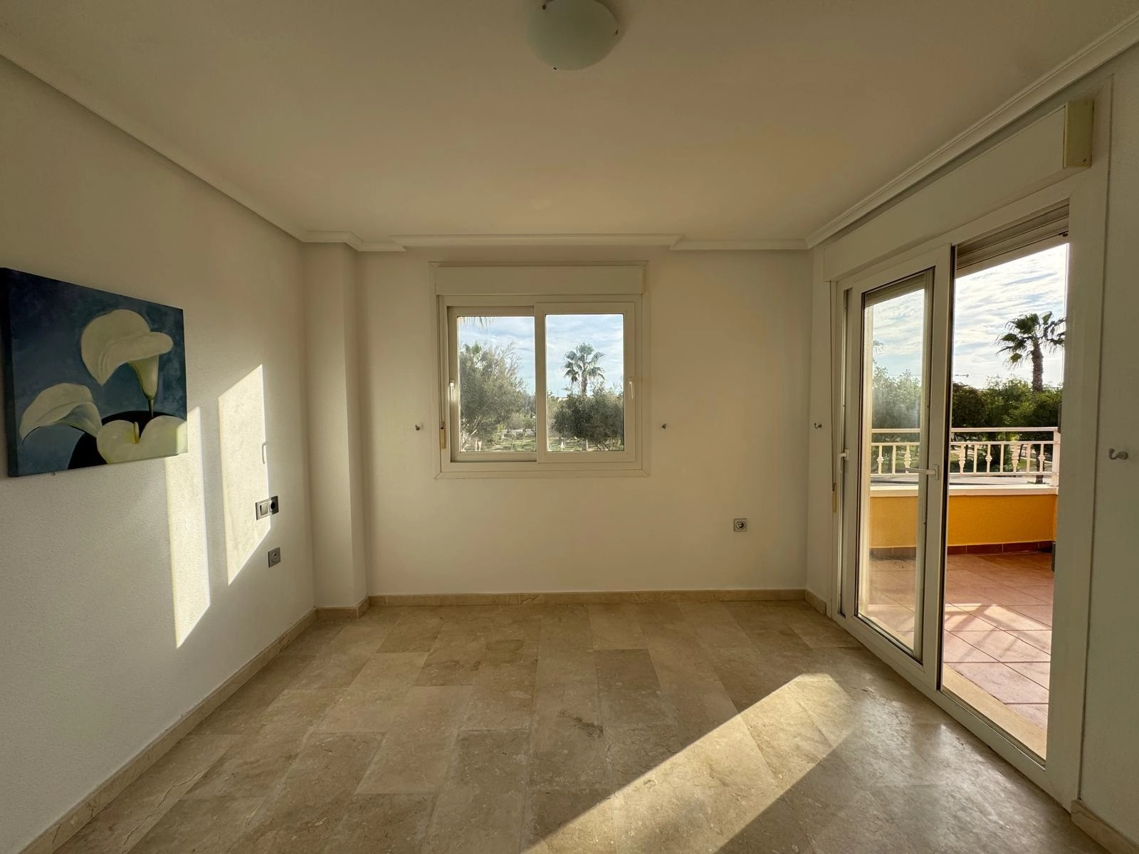 VILLA DE OBRA NUEVA CON 430 M2 DE PARCELA. 117 M2 DE CASA. 3 DORM. 2 BAÑOS. PISCINA. SOLARIUM.