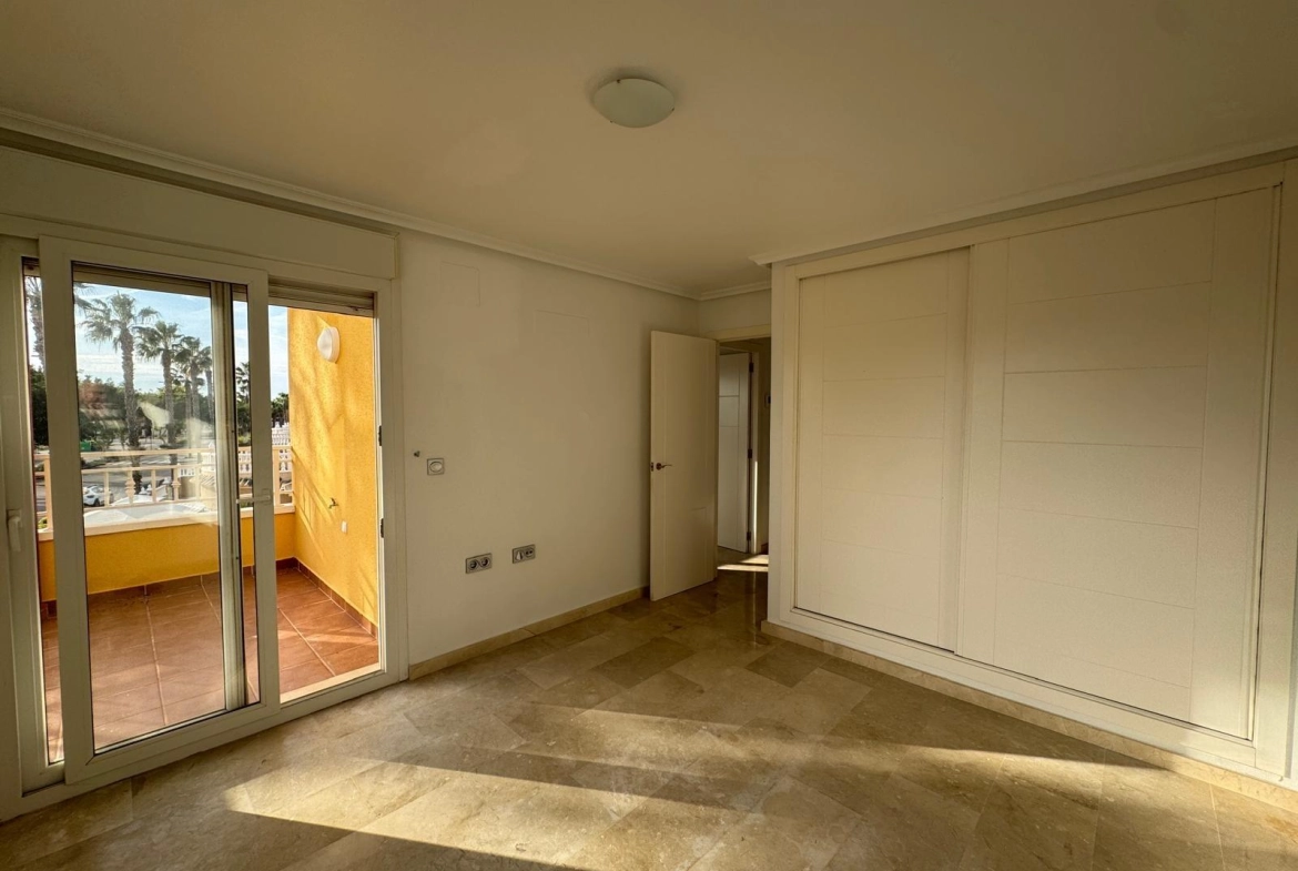 VILLA DE OBRA NUEVA CON 430 M2 DE PARCELA. 117 M2 DE CASA. 3 DORM. 2 BAÑOS. PISCINA. SOLARIUM.