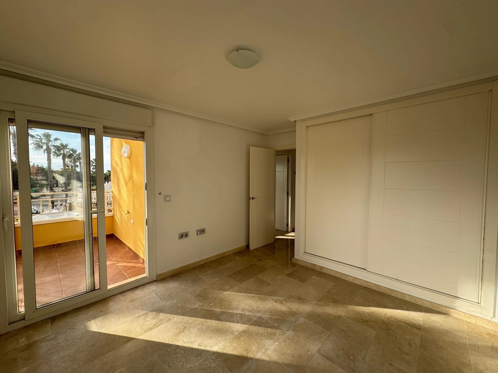 VILLA DE OBRA NUEVA CON 430 M2 DE PARCELA. 117 M2 DE CASA. 3 DORM. 2 BAÑOS. PISCINA. SOLARIUM.