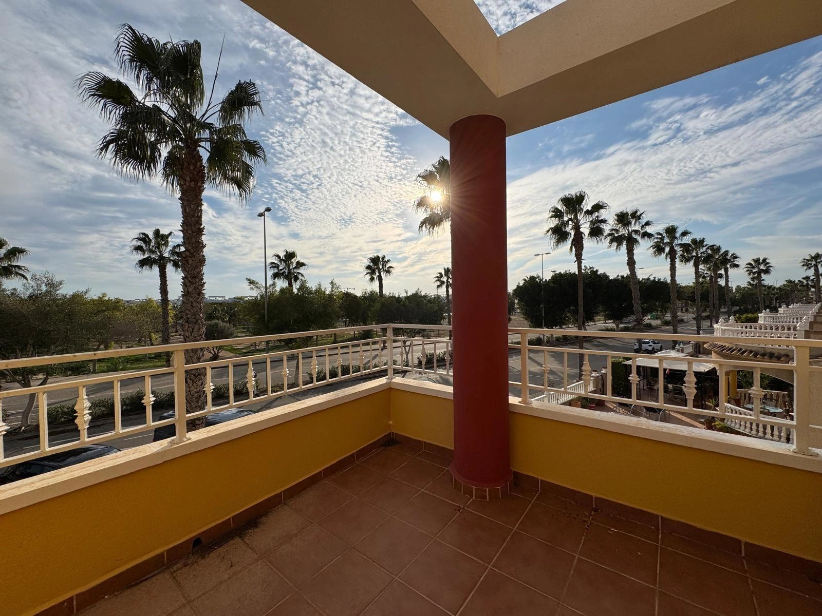 VILLA DE OBRA NUEVA CON 430 M2 DE PARCELA. 117 M2 DE CASA. 3 DORM. 2 BAÑOS. PISCINA. SOLARIUM.