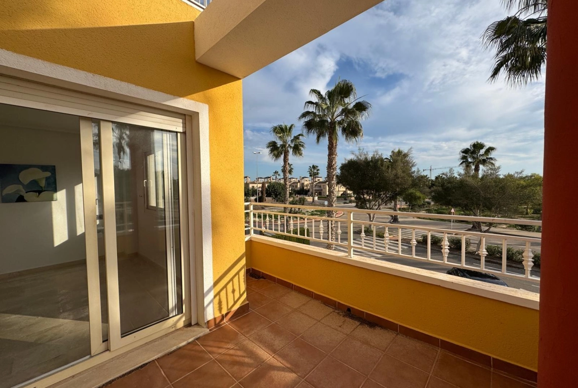 VILLA DE OBRA NUEVA CON 430 M2 DE PARCELA. 117 M2 DE CASA. 3 DORM. 2 BAÑOS. PISCINA. SOLARIUM.
