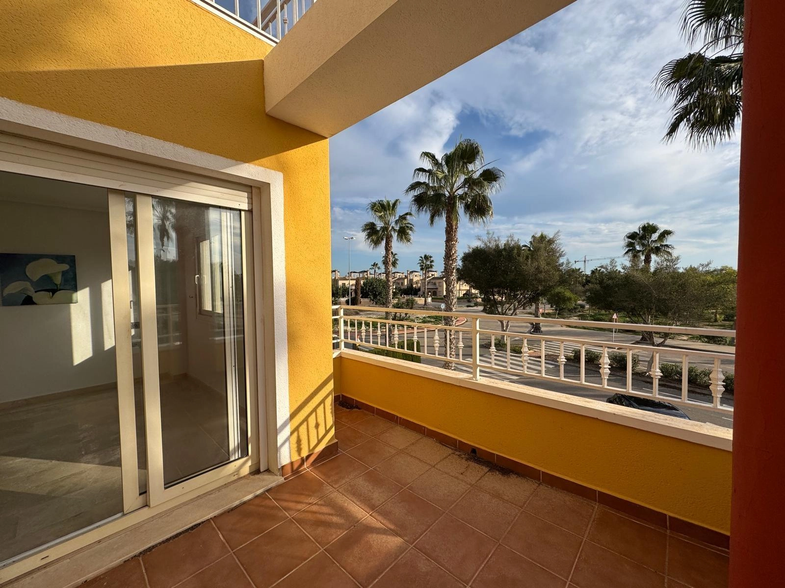 VILLA DE OBRA NUEVA CON 430 M2 DE PARCELA. 117 M2 DE CASA. 3 DORM. 2 BAÑOS. PISCINA. SOLARIUM.