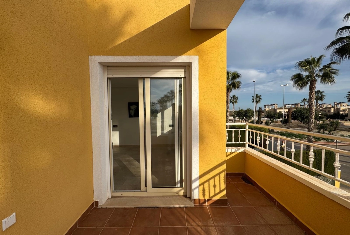 VILLA DE OBRA NUEVA CON 430 M2 DE PARCELA. 117 M2 DE CASA. 3 DORM. 2 BAÑOS. PISCINA. SOLARIUM.