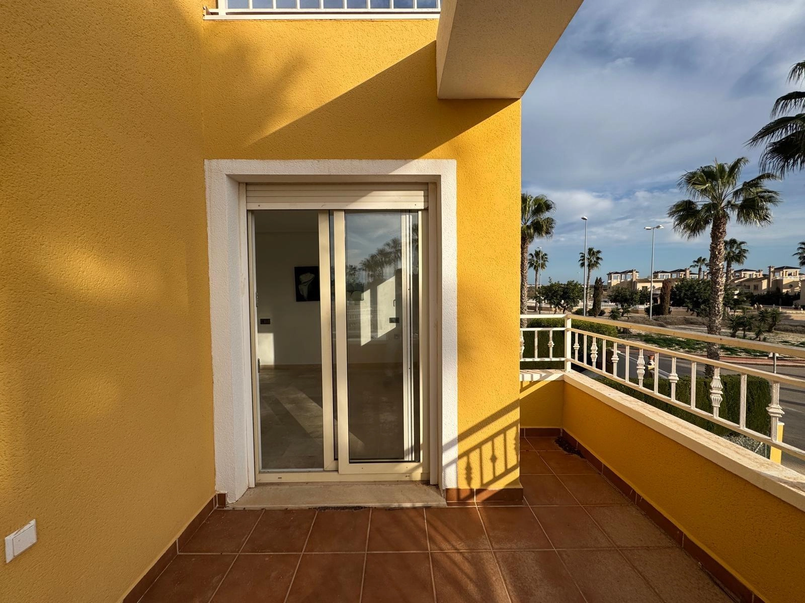 VILLA DE OBRA NUEVA CON 430 M2 DE PARCELA. 117 M2 DE CASA. 3 DORM. 2 BAÑOS. PISCINA. SOLARIUM.