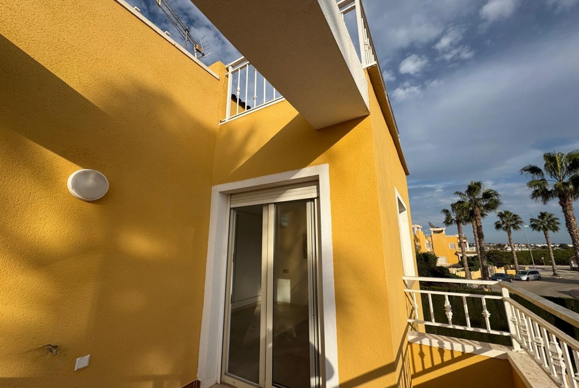 VILLA DE OBRA NUEVA CON 430 M2 DE PARCELA. 117 M2 DE CASA. 3 DORM. 2 BAÑOS. PISCINA. SOLARIUM.