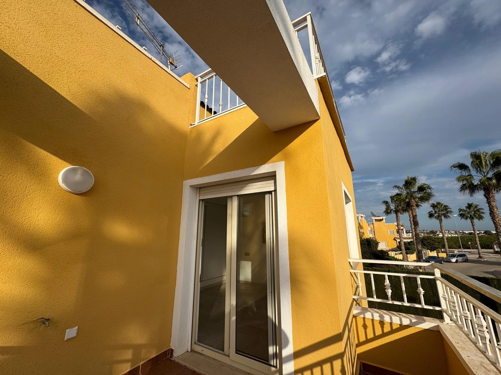 VILLA DE OBRA NUEVA CON 430 M2 DE PARCELA. 117 M2 DE CASA. 3 DORM. 2 BAÑOS. PISCINA. SOLARIUM.