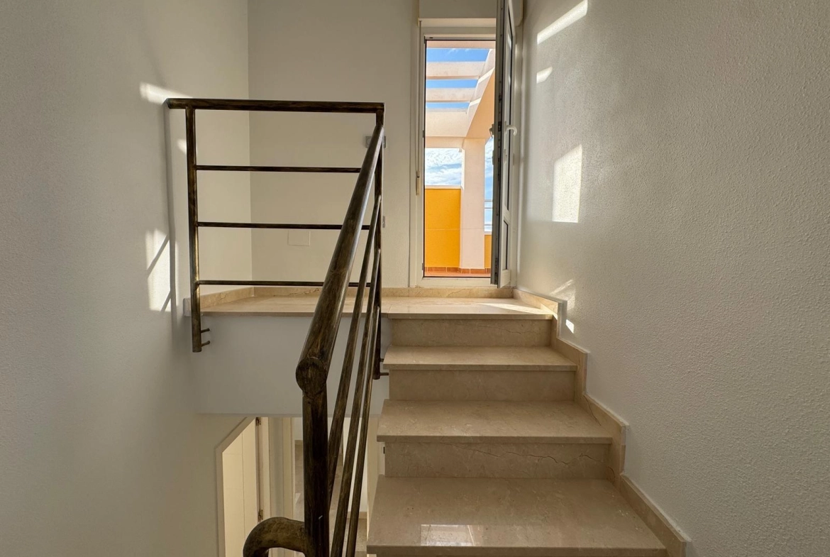 VILLA DE OBRA NUEVA CON 430 M2 DE PARCELA. 117 M2 DE CASA. 3 DORM. 2 BAÑOS. PISCINA. SOLARIUM.