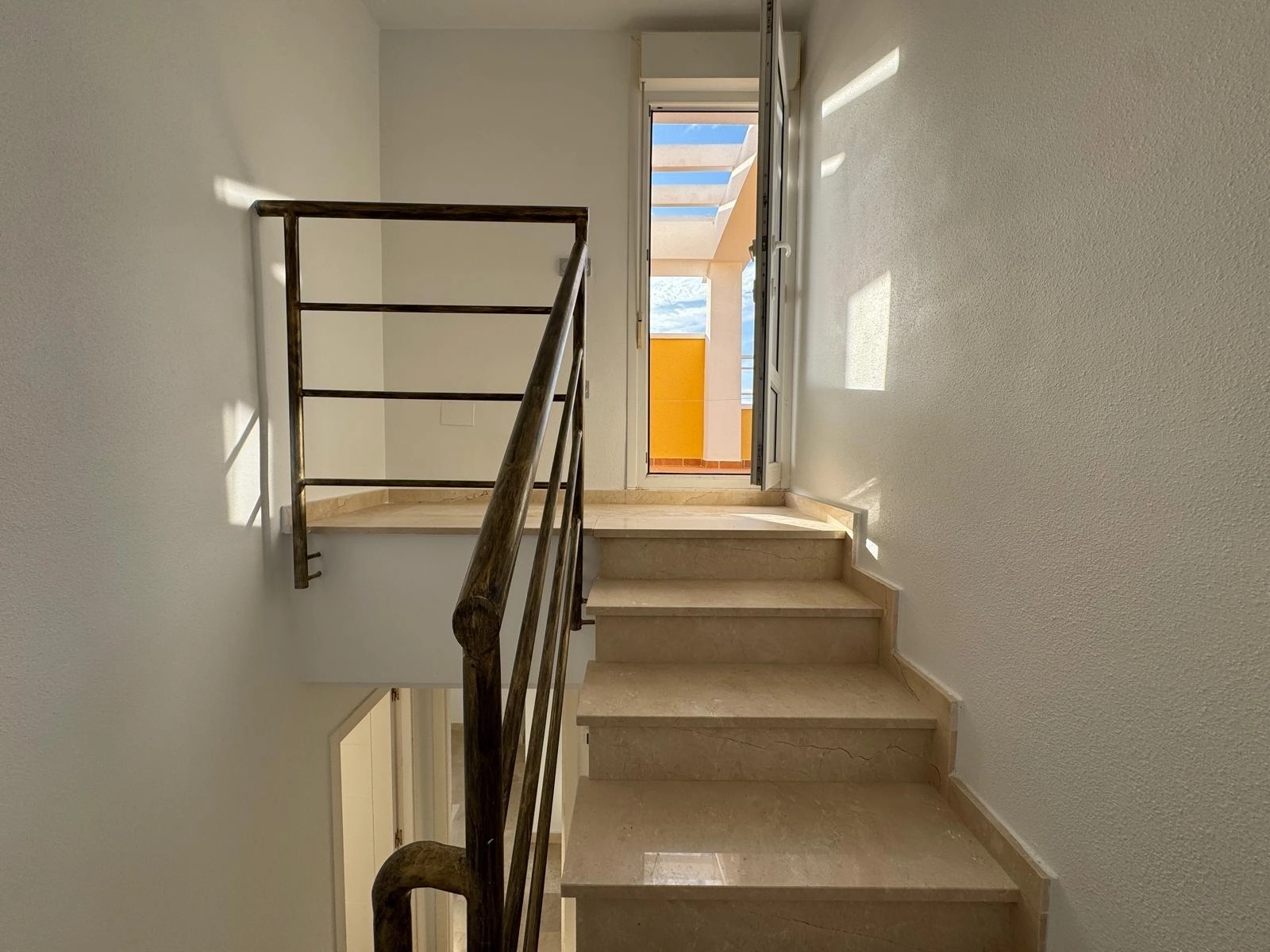 VILLA DE OBRA NUEVA CON 430 M2 DE PARCELA. 117 M2 DE CASA. 3 DORM. 2 BAÑOS. PISCINA. SOLARIUM.