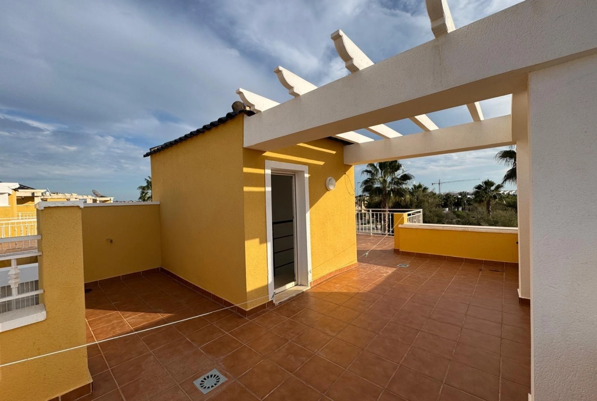 VILLA DE OBRA NUEVA CON 430 M2 DE PARCELA. 117 M2 DE CASA. 3 DORM. 2 BAÑOS. PISCINA. SOLARIUM.