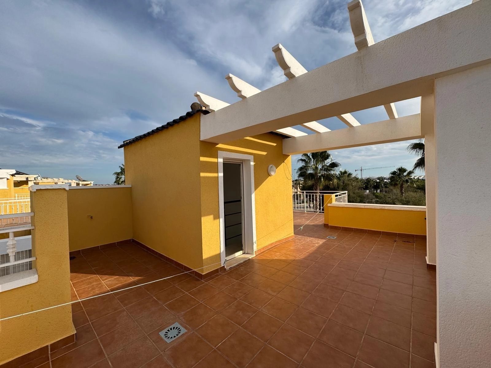 VILLA DE OBRA NUEVA CON 430 M2 DE PARCELA. 117 M2 DE CASA. 3 DORM. 2 BAÑOS. PISCINA. SOLARIUM.