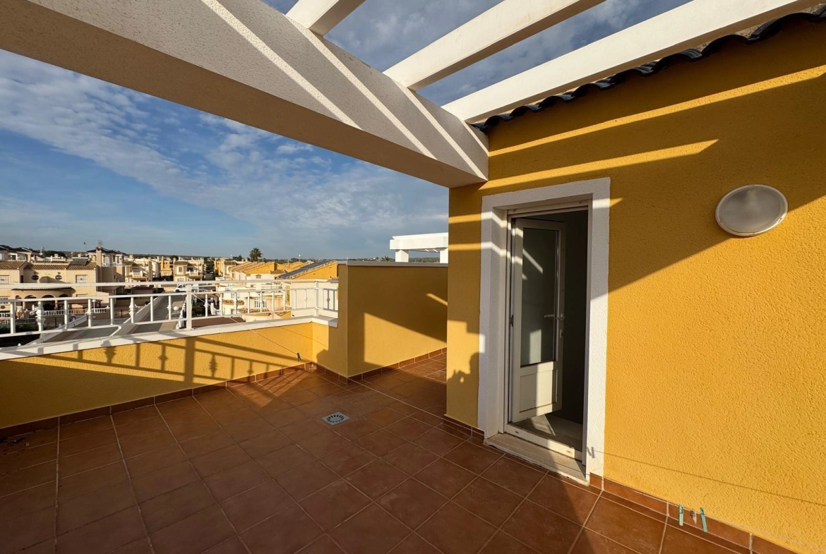 VILLA DE OBRA NUEVA CON 430 M2 DE PARCELA. 117 M2 DE CASA. 3 DORM. 2 BAÑOS. PISCINA. SOLARIUM.