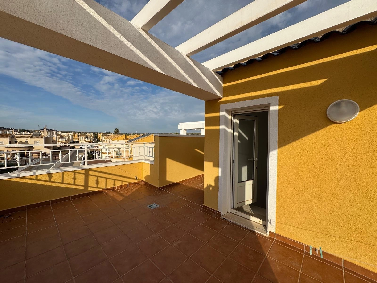 VILLA DE OBRA NUEVA CON 430 M2 DE PARCELA. 117 M2 DE CASA. 3 DORM. 2 BAÑOS. PISCINA. SOLARIUM.