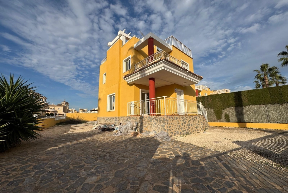 VILLA DE OBRA NUEVA CON 430 M2 DE PARCELA. 117 M2 DE CASA. 3 DORM. 2 BAÑOS. PISCINA. SOLARIUM.