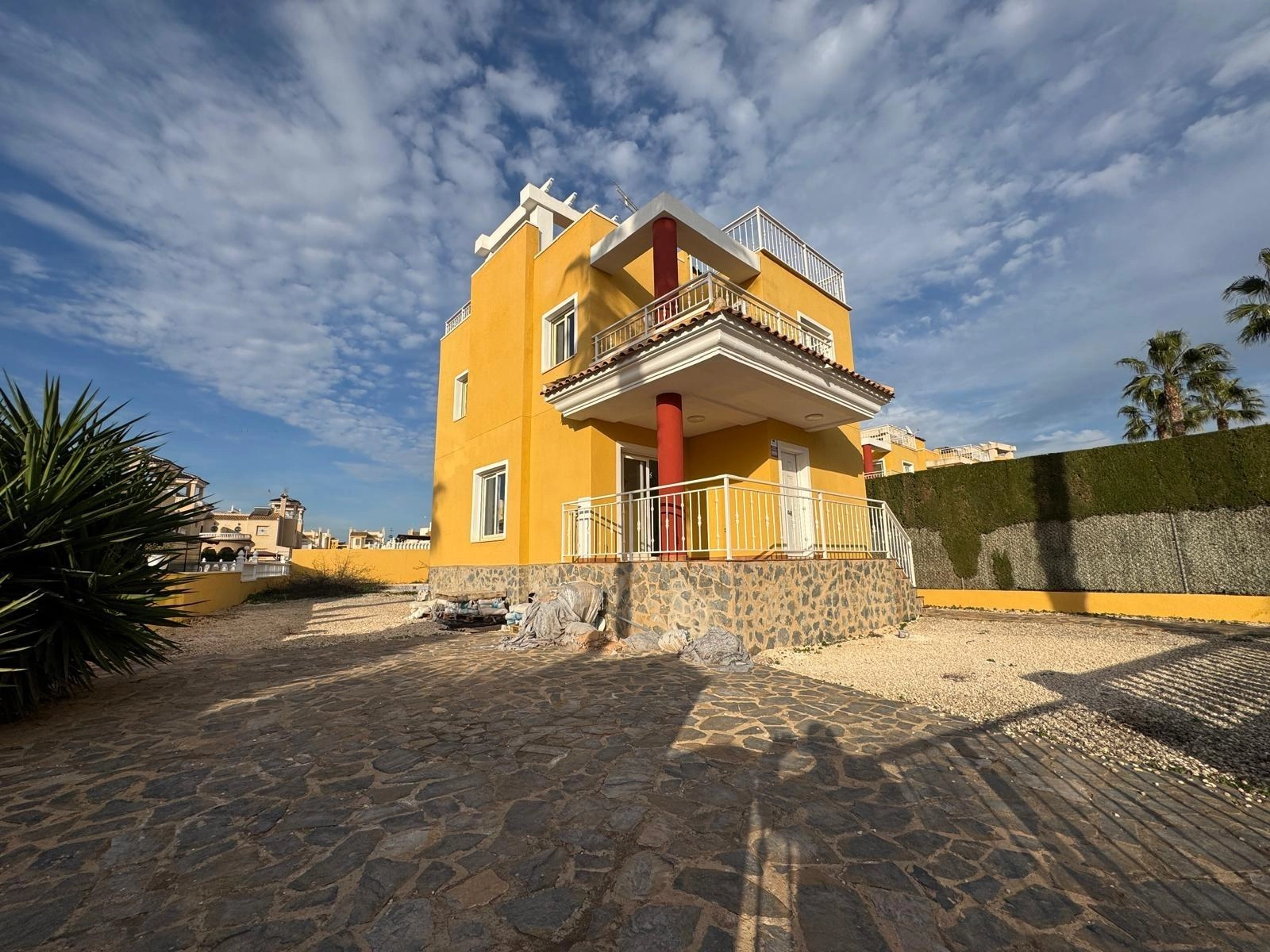 VILLA DE OBRA NUEVA CON 430 M2 DE PARCELA. 117 M2 DE CASA. 3 DORM. 2 BAÑOS. PISCINA. SOLARIUM.