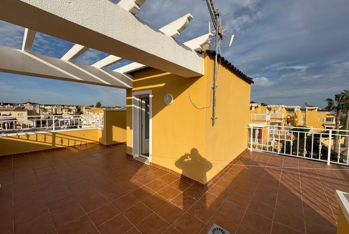 VILLA DE OBRA NUEVA CON 430 M2 DE PARCELA. 117 M2 DE CASA. 3 DORM. 2 BAÑOS. PISCINA. SOLARIUM.