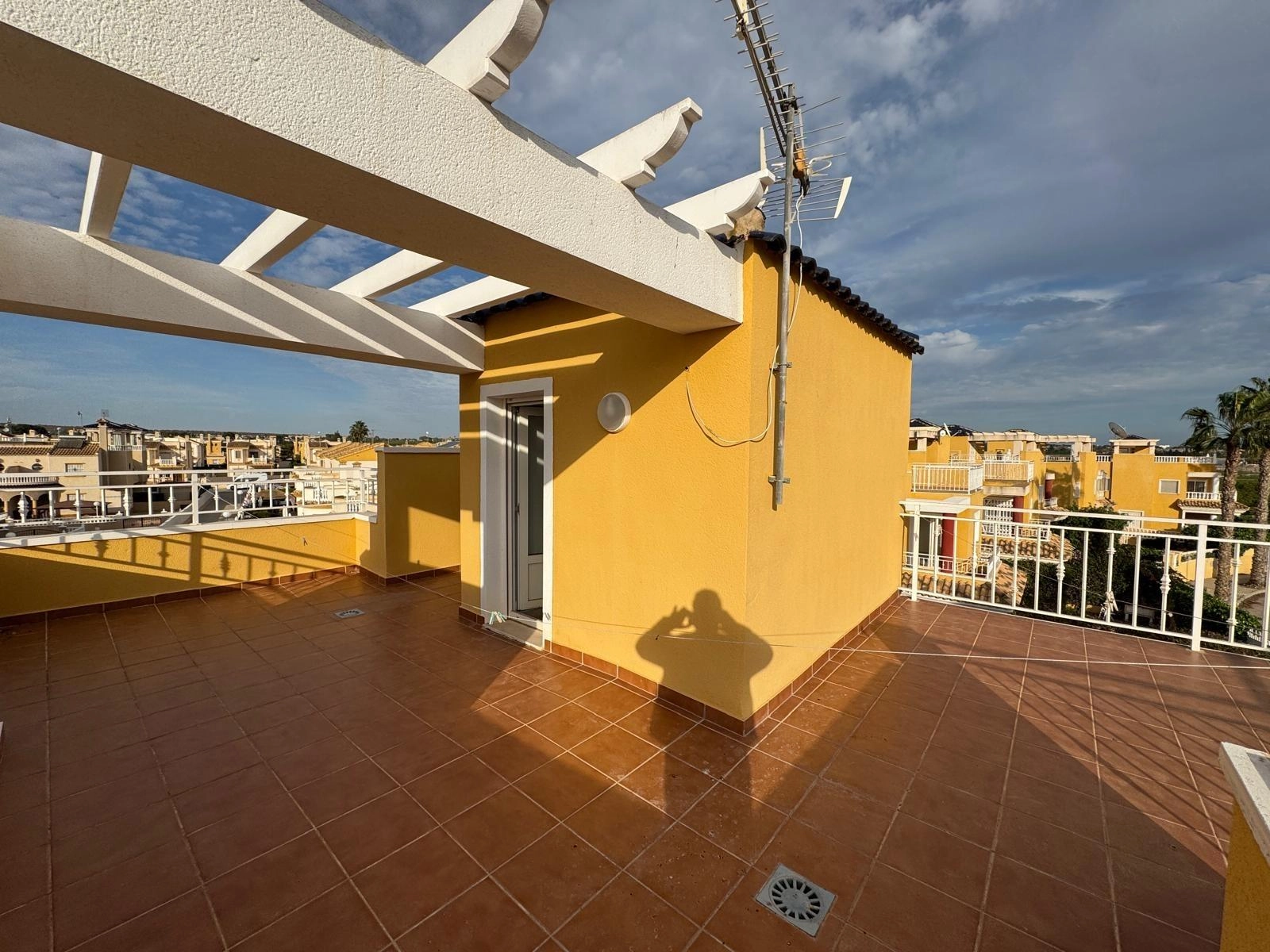 VILLA DE OBRA NUEVA CON 430 M2 DE PARCELA. 117 M2 DE CASA. 3 DORM. 2 BAÑOS. PISCINA. SOLARIUM.