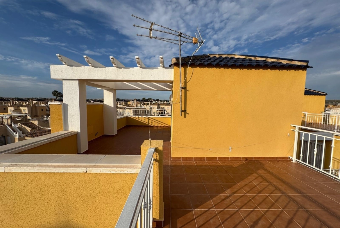 VILLA DE OBRA NUEVA CON 430 M2 DE PARCELA. 117 M2 DE CASA. 3 DORM. 2 BAÑOS. PISCINA. SOLARIUM.