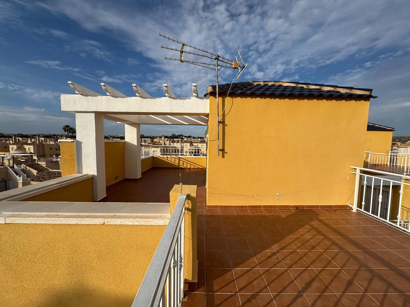 VILLA DE OBRA NUEVA CON 430 M2 DE PARCELA. 117 M2 DE CASA. 3 DORM. 2 BAÑOS. PISCINA. SOLARIUM.