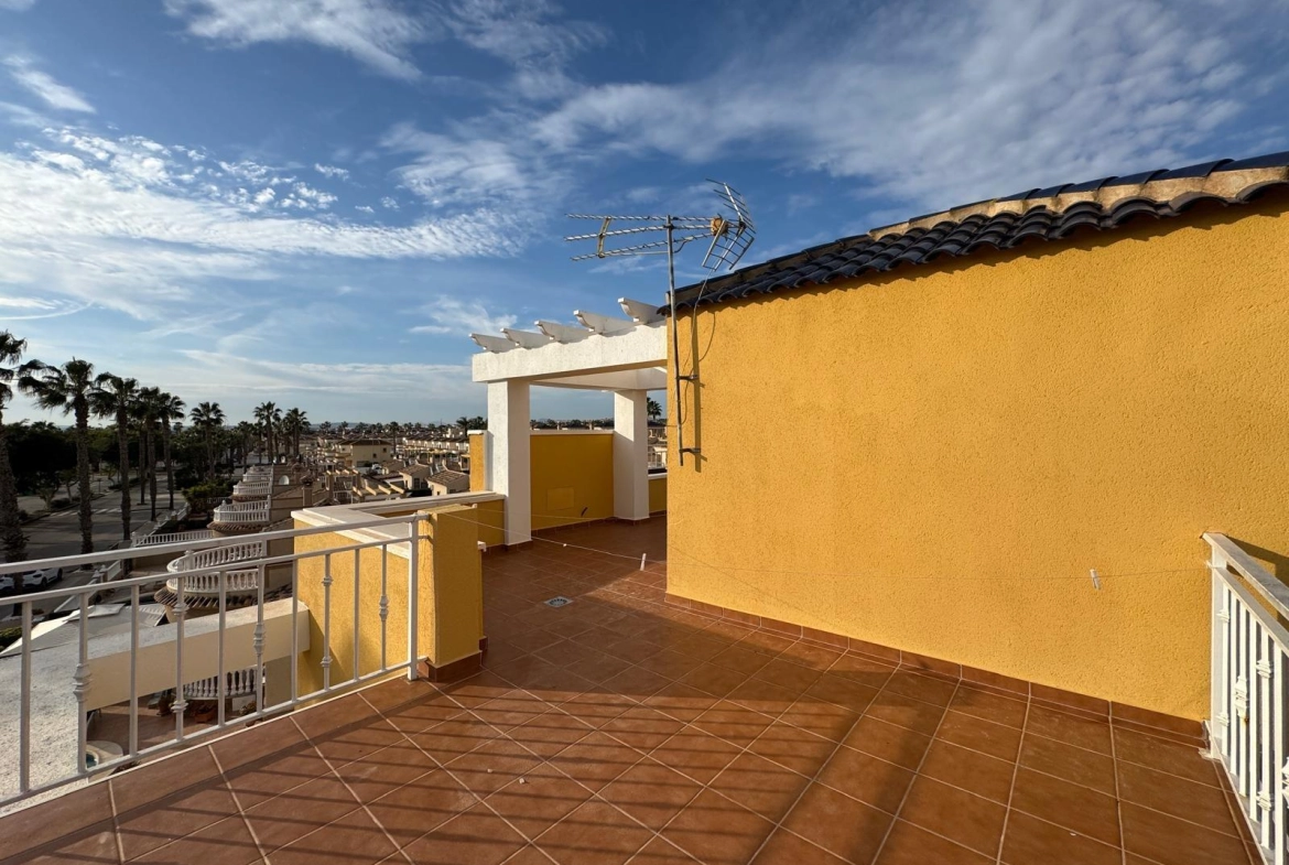 VILLA DE OBRA NUEVA CON 430 M2 DE PARCELA. 117 M2 DE CASA. 3 DORM. 2 BAÑOS. PISCINA. SOLARIUM.