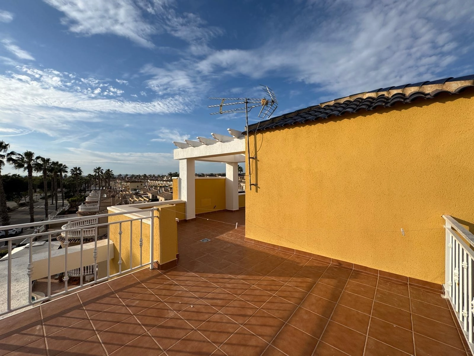 VILLA DE OBRA NUEVA CON 430 M2 DE PARCELA. 117 M2 DE CASA. 3 DORM. 2 BAÑOS. PISCINA. SOLARIUM.