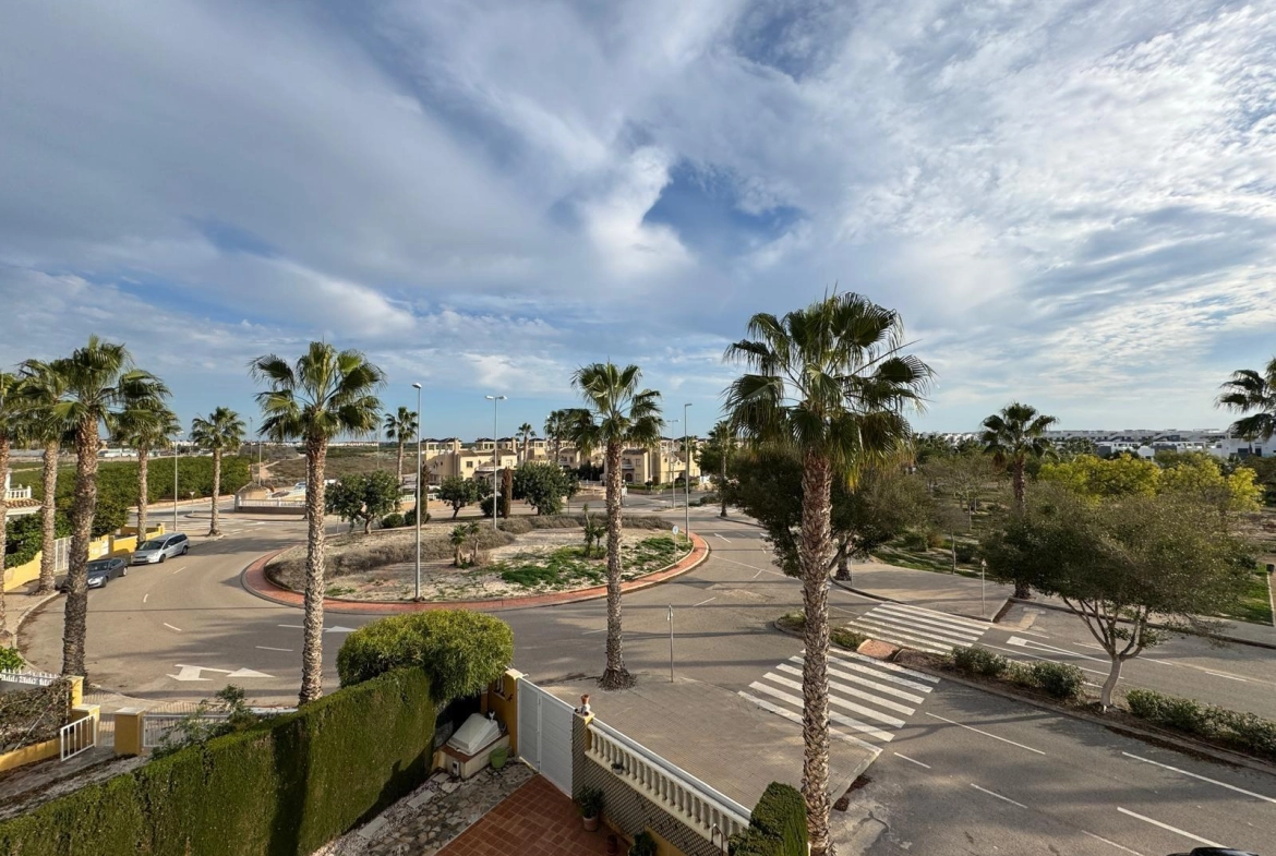 VILLA DE OBRA NUEVA CON 430 M2 DE PARCELA. 117 M2 DE CASA. 3 DORM. 2 BAÑOS. PISCINA. SOLARIUM.