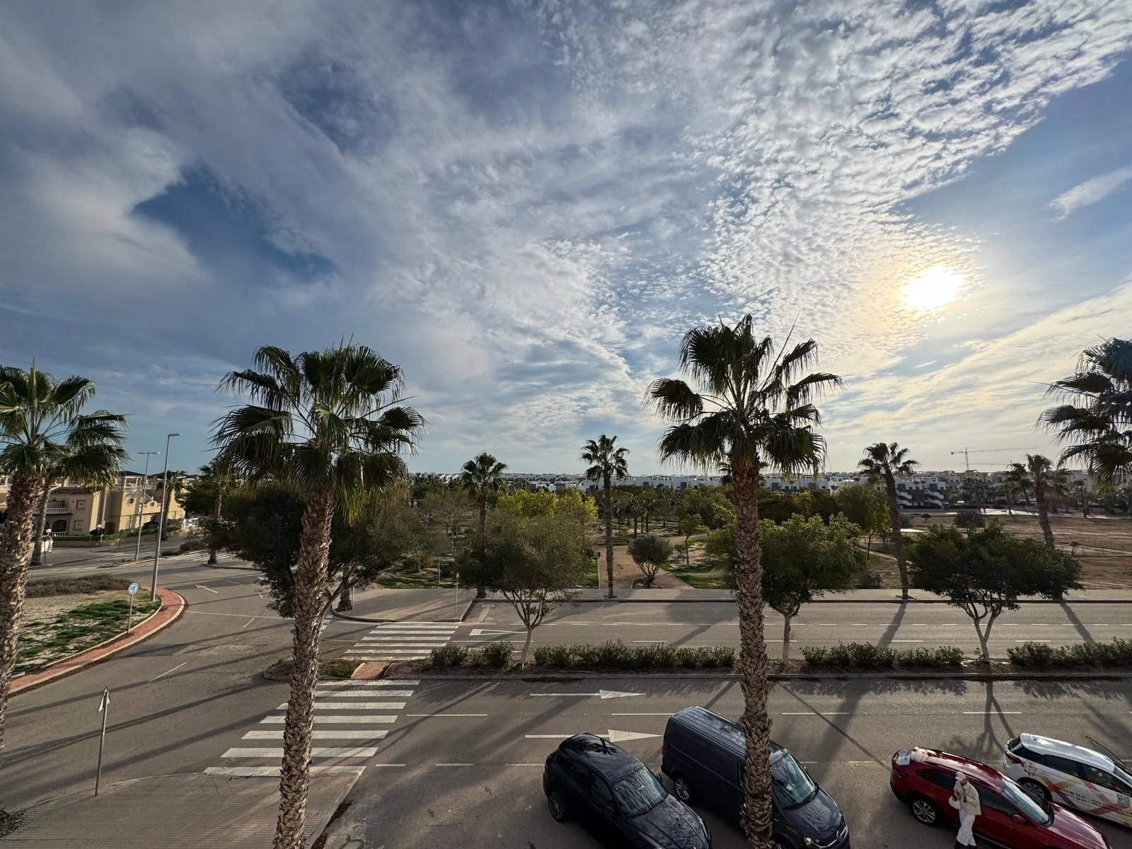 VILLA DE OBRA NUEVA CON 430 M2 DE PARCELA. 117 M2 DE CASA. 3 DORM. 2 BAÑOS. PISCINA. SOLARIUM.