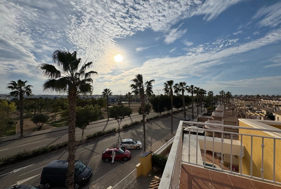 VILLA DE OBRA NUEVA CON 430 M2 DE PARCELA. 117 M2 DE CASA. 3 DORM. 2 BAÑOS. PISCINA. SOLARIUM.