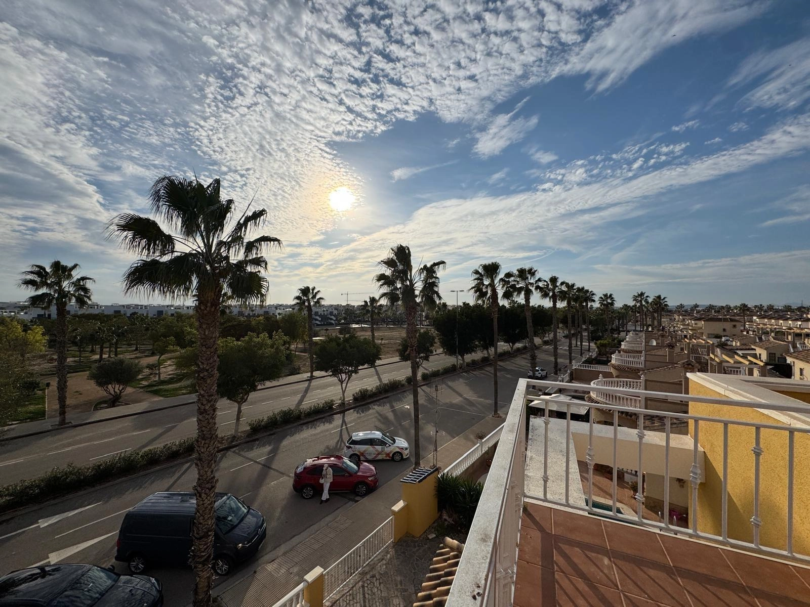 VILLA DE OBRA NUEVA CON 430 M2 DE PARCELA. 117 M2 DE CASA. 3 DORM. 2 BAÑOS. PISCINA. SOLARIUM.