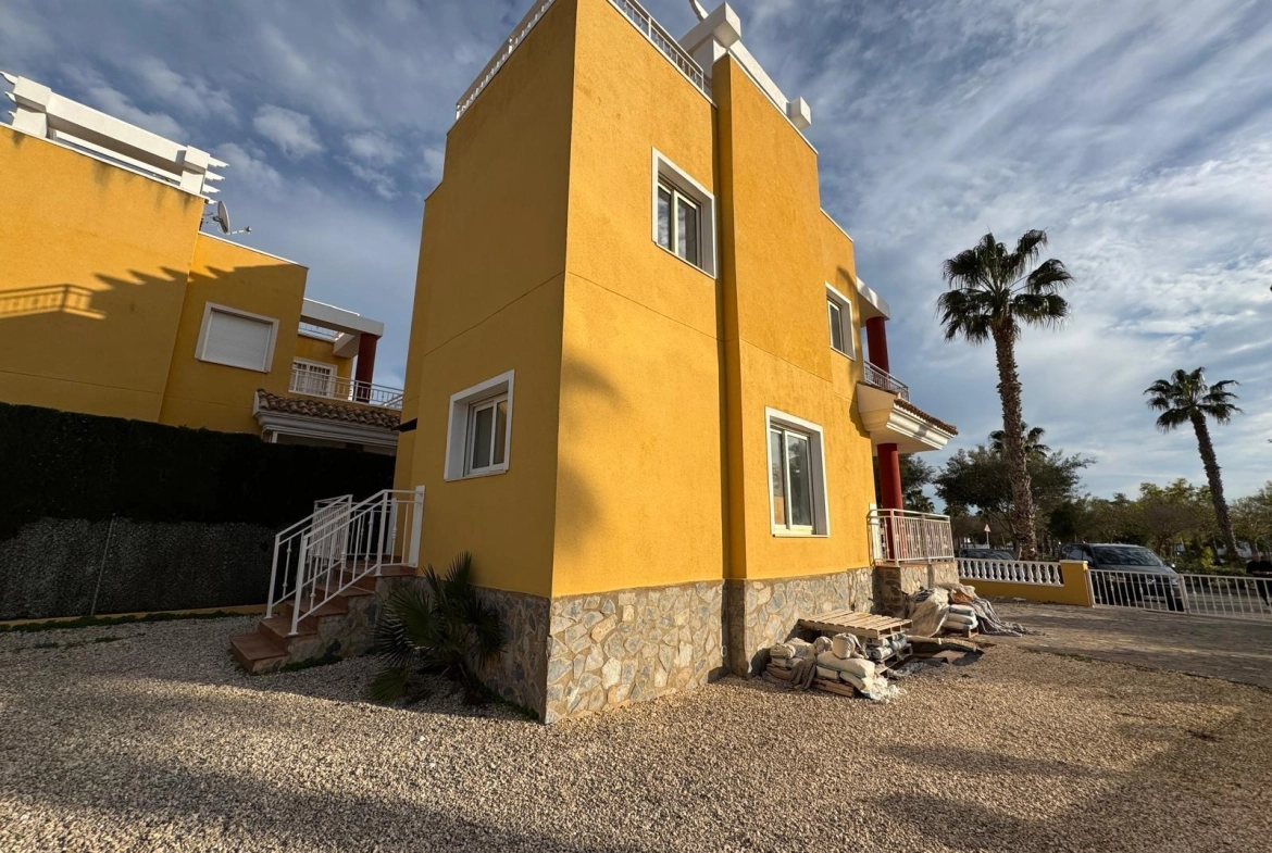 VILLA DE OBRA NUEVA CON 430 M2 DE PARCELA. 117 M2 DE CASA. 3 DORM. 2 BAÑOS. PISCINA. SOLARIUM.
