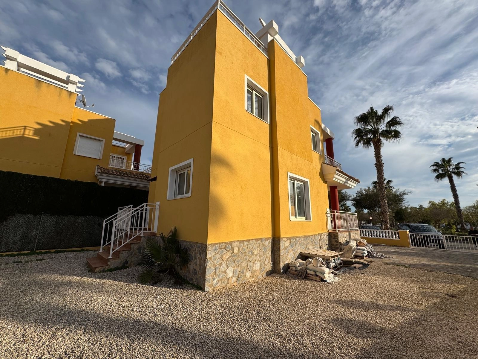 VILLA DE OBRA NUEVA CON 430 M2 DE PARCELA. 117 M2 DE CASA. 3 DORM. 2 BAÑOS. PISCINA. SOLARIUM.