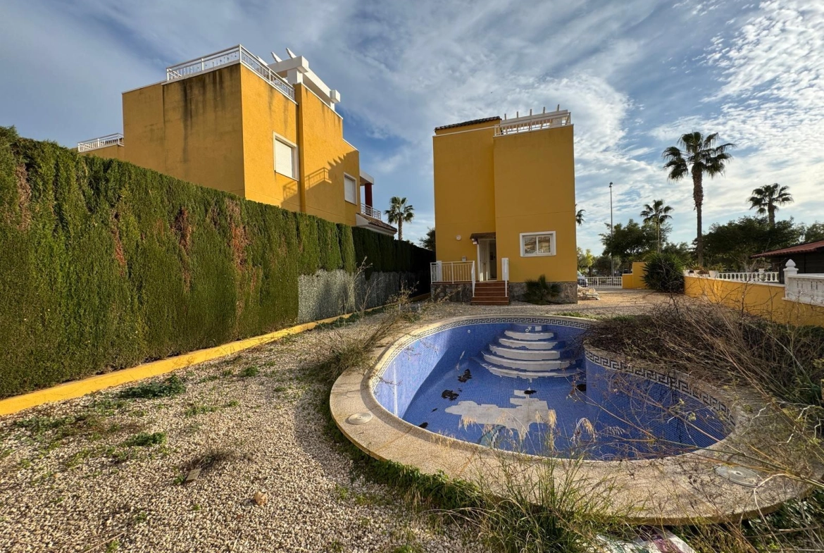 VILLA DE OBRA NUEVA CON 430 M2 DE PARCELA. 117 M2 DE CASA. 3 DORM. 2 BAÑOS. PISCINA. SOLARIUM.