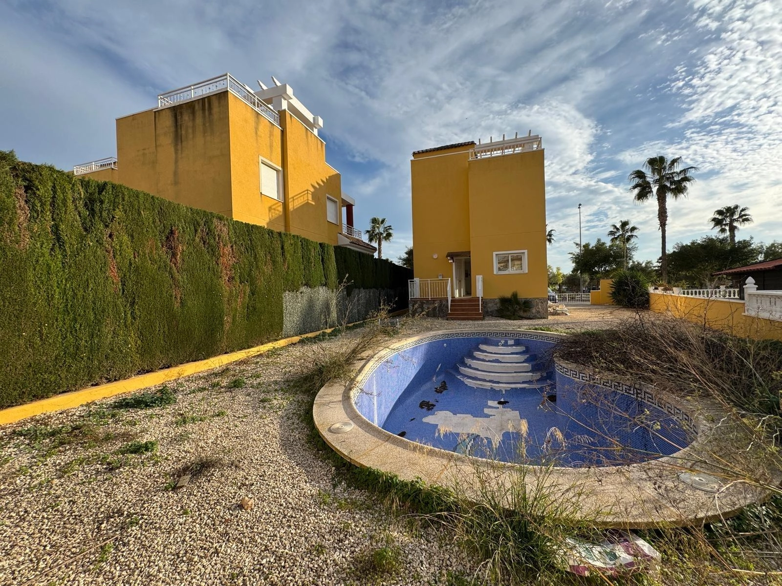 VILLA DE OBRA NUEVA CON 430 M2 DE PARCELA. 117 M2 DE CASA. 3 DORM. 2 BAÑOS. PISCINA. SOLARIUM.