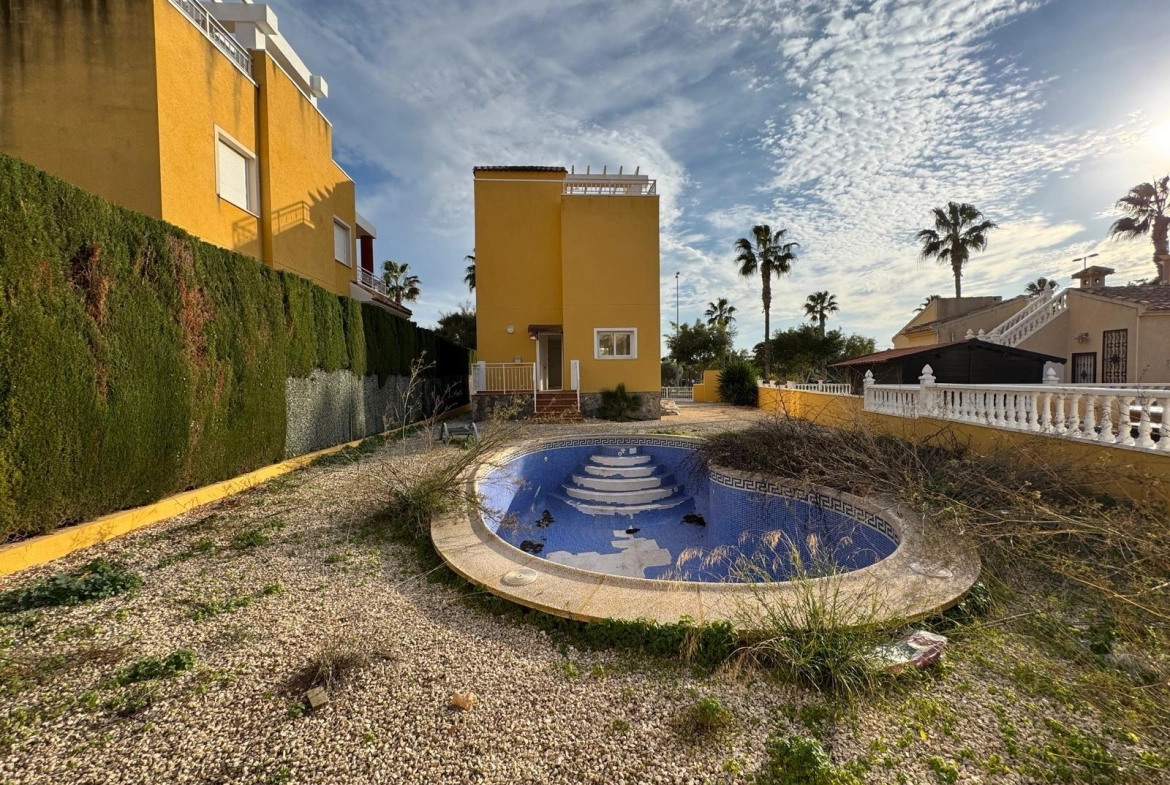 VILLA DE OBRA NUEVA CON 430 M2 DE PARCELA. 117 M2 DE CASA. 3 DORM. 2 BAÑOS. PISCINA. SOLARIUM.
