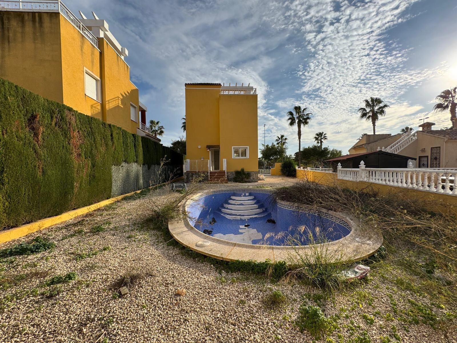 VILLA DE OBRA NUEVA CON 430 M2 DE PARCELA. 117 M2 DE CASA. 3 DORM. 2 BAÑOS. PISCINA. SOLARIUM.