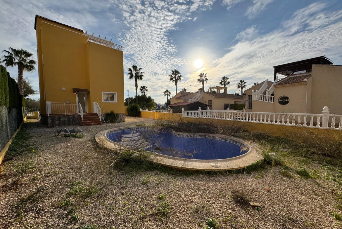 VILLA DE OBRA NUEVA CON 430 M2 DE PARCELA. 117 M2 DE CASA. 3 DORM. 2 BAÑOS. PISCINA. SOLARIUM.