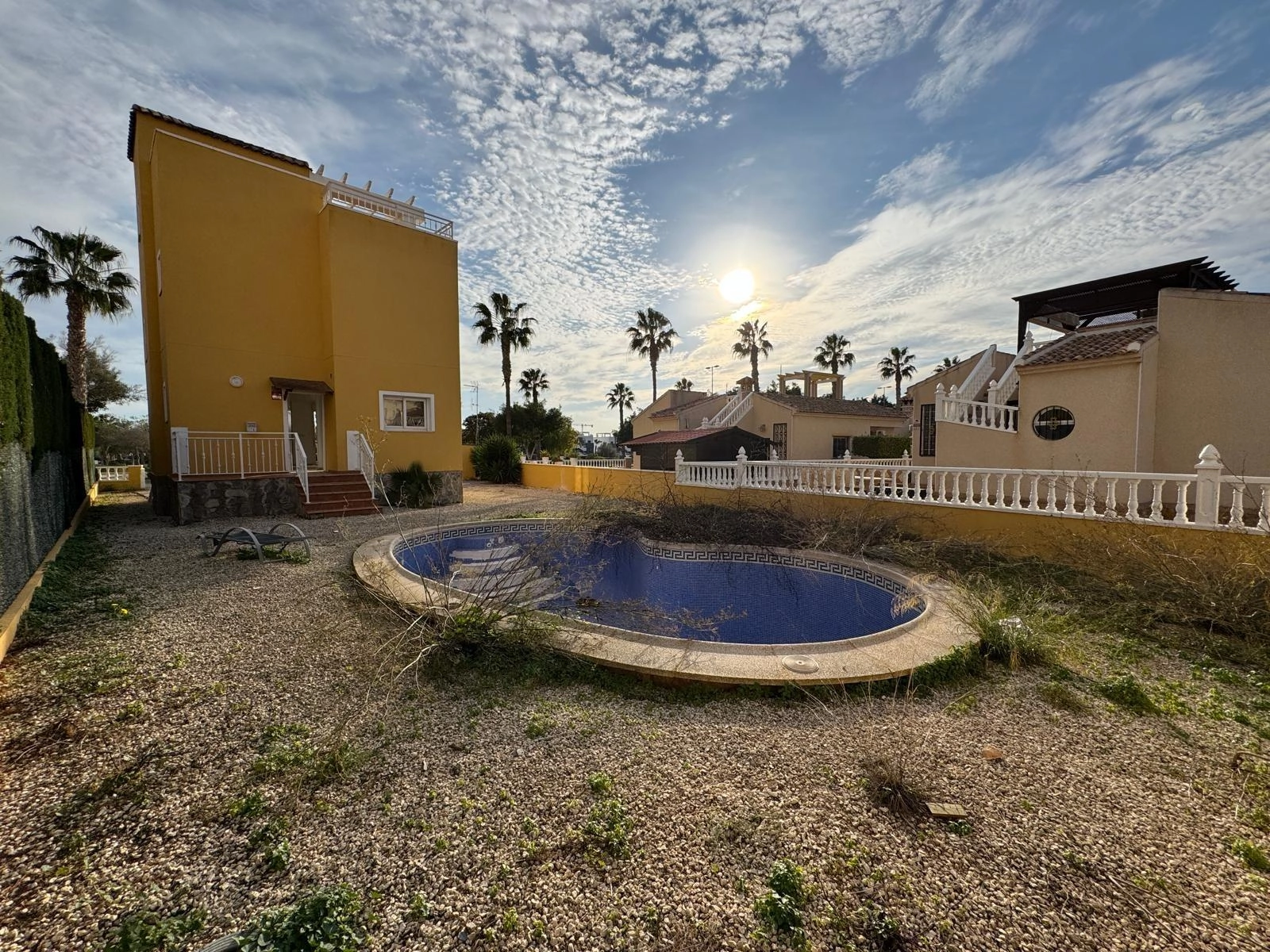 VILLA DE OBRA NUEVA CON 430 M2 DE PARCELA. 117 M2 DE CASA. 3 DORM. 2 BAÑOS. PISCINA. SOLARIUM.