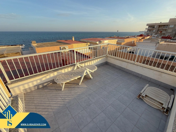Exclusivo ático duplex completamente reformado + Amplio solarium con vistas al mar