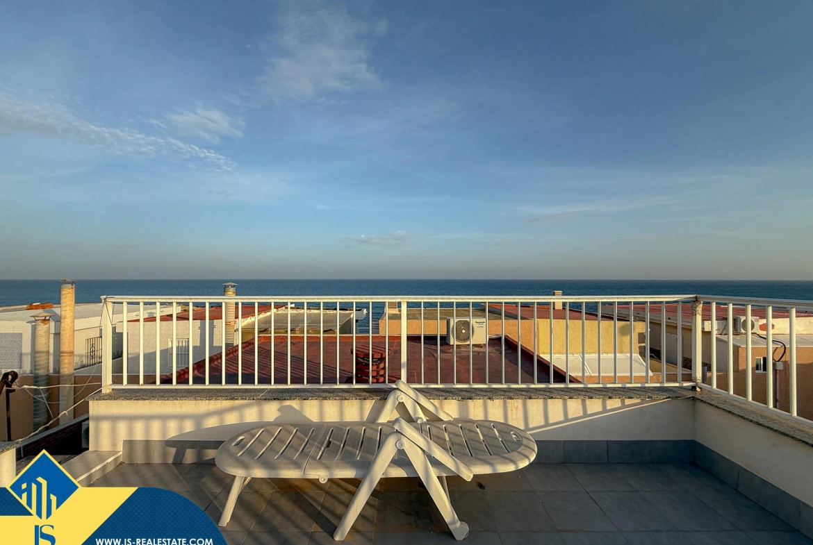 Exclusivo ático duplex completamente reformado + Amplio solarium con vistas al mar