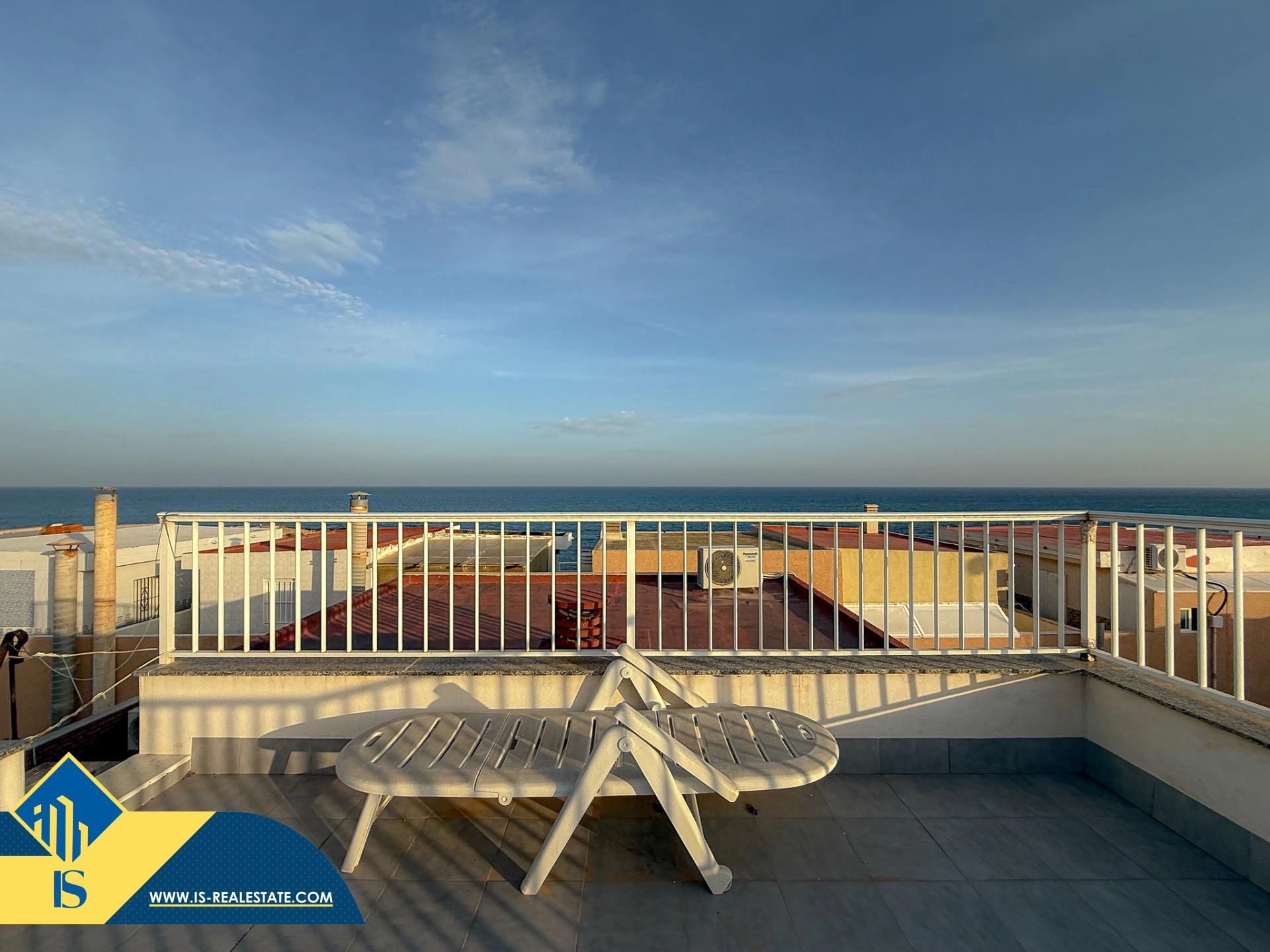 Exclusivo ático duplex completamente reformado + Amplio solarium con vistas al mar