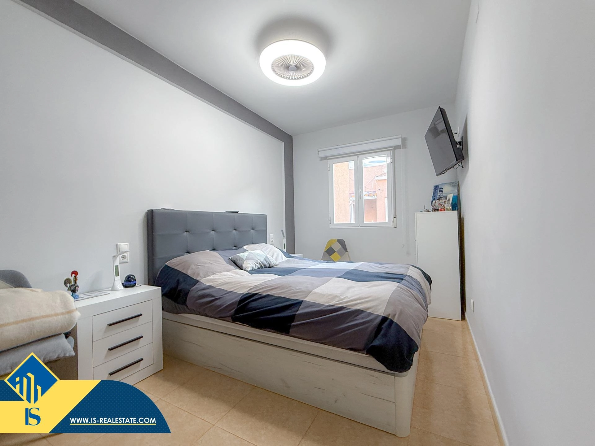 Exclusivo ático duplex completamente reformado + Amplio solarium con vistas al mar