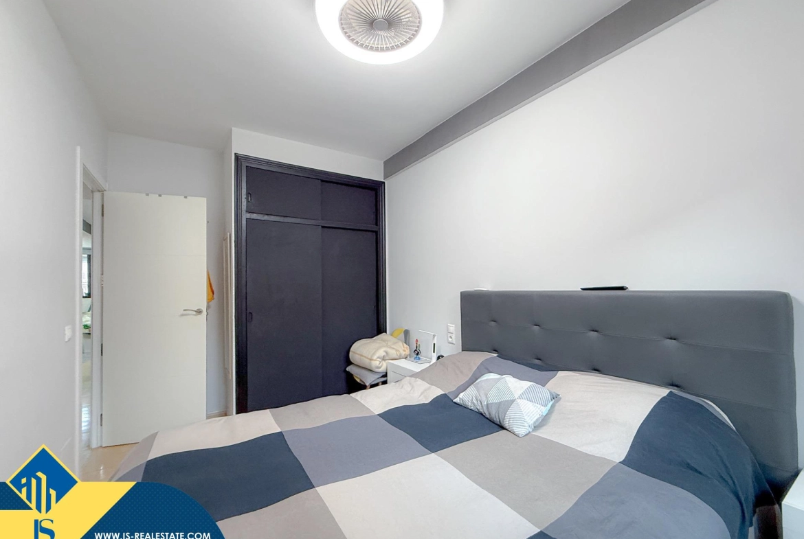Exclusivo ático duplex completamente reformado + Amplio solarium con vistas al mar