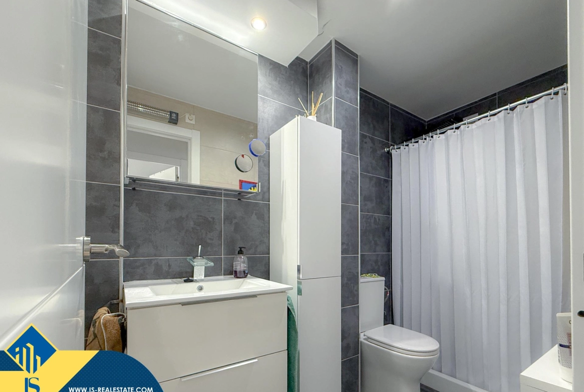 Exclusivo ático duplex completamente reformado + Amplio solarium con vistas al mar
