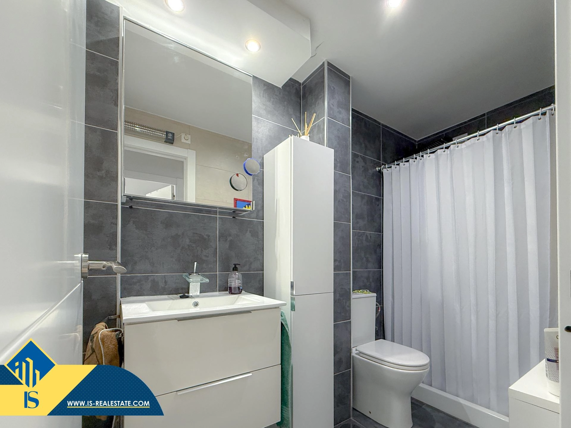Exclusivo ático duplex completamente reformado + Amplio solarium con vistas al mar