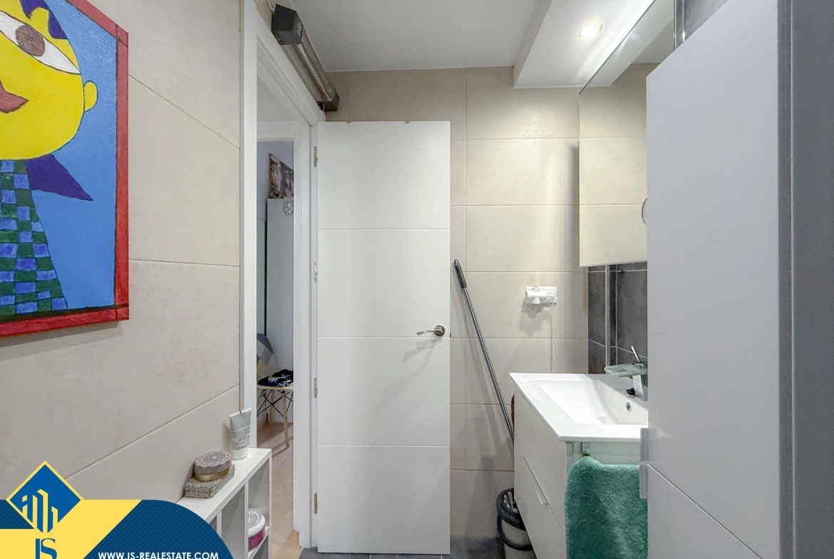 Exclusivo ático duplex completamente reformado + Amplio solarium con vistas al mar