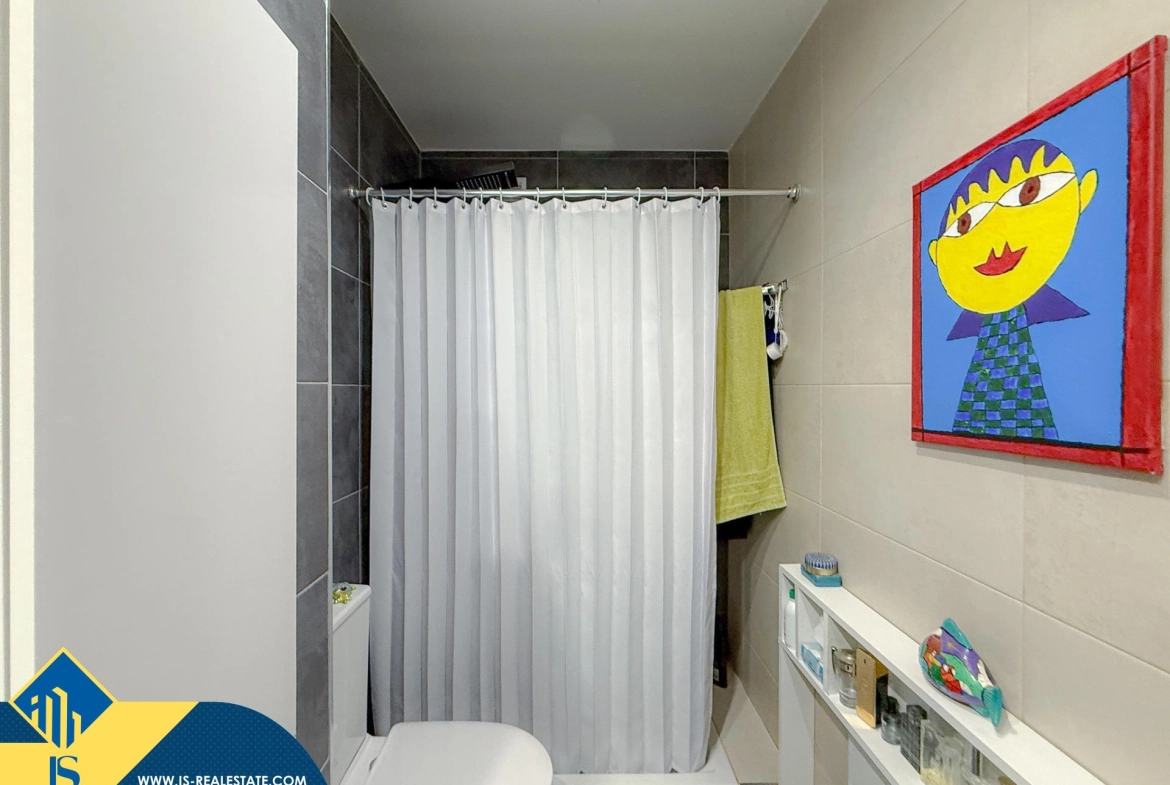 Exclusivo ático duplex completamente reformado + Amplio solarium con vistas al mar